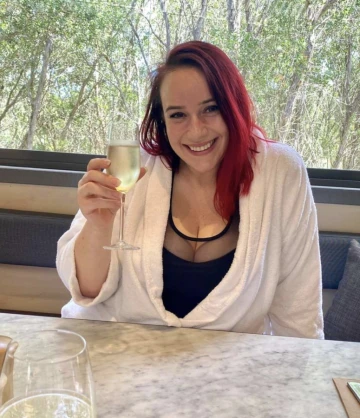 Collingwood escort Curvy Brunette